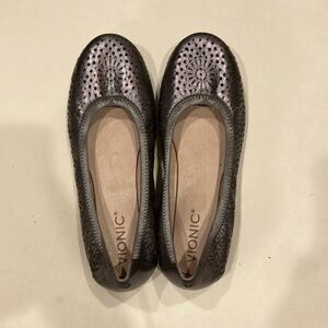 Vionic size 7 flats